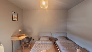 2 slaapkamers, een bureau, een strijkplank/strijkijzer, wifi