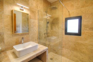Douche, sèche-cheveux, serviettes fournies, papier toilette