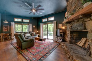 TV, fireplace, DVD player - Pet-Friendly Cabin - 1 Mi From Fontana Lake! (Bryson City)