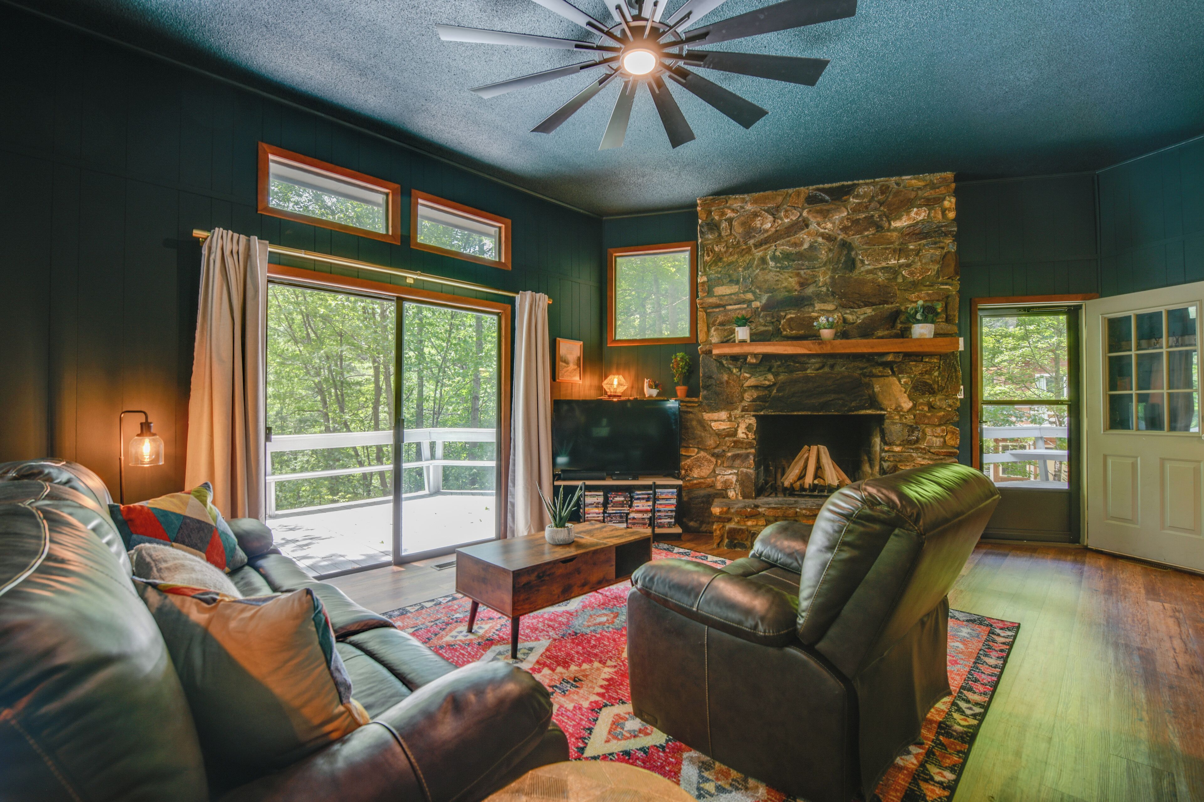 Pet-Friendly Cabin - 1 Mi From Fontana Lake!