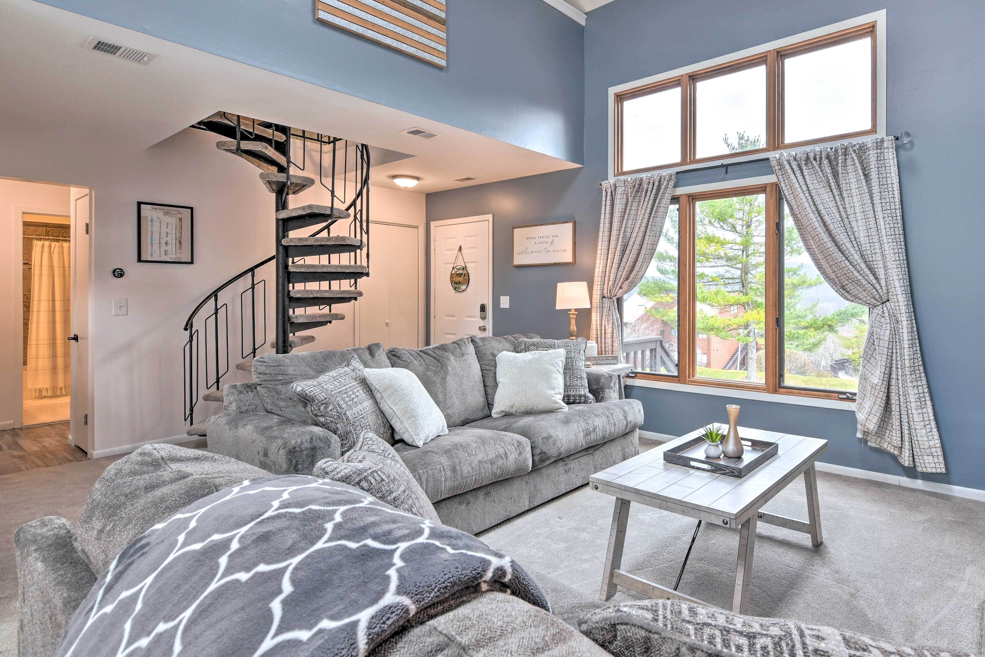 Vernon Township Home w/ Deck on Golf Course