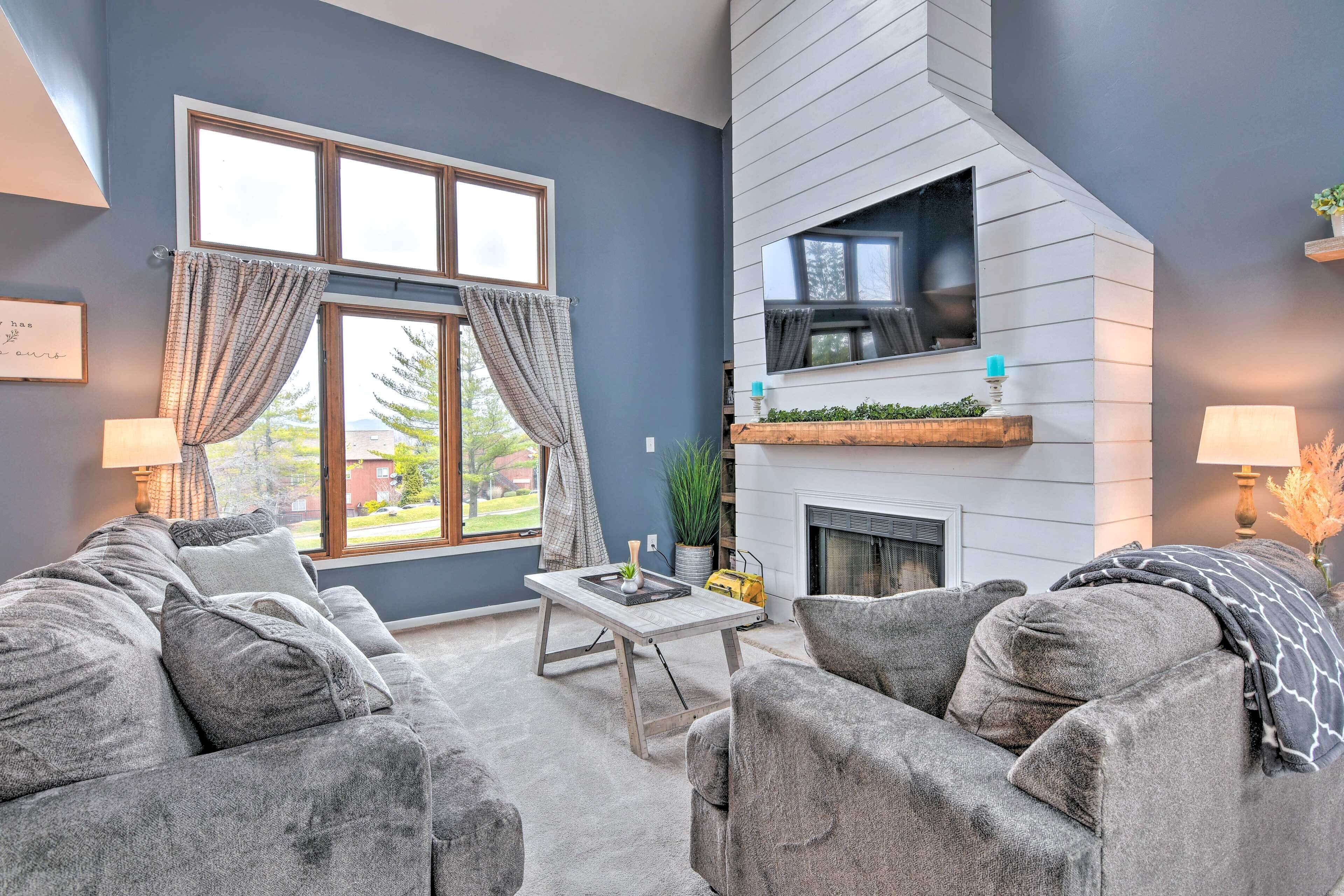 Vernon Township Home w/ Deck on Golf Course