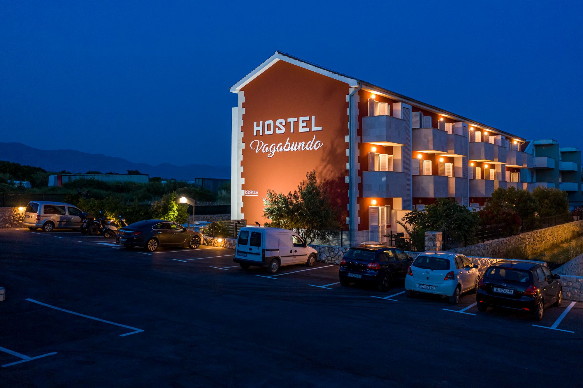 Een meerhoog hotel met een opvallend bord waarop 