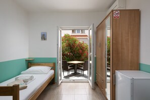 Premium Twin Room | Free WiFi, bed sheets - Hostel Vagabundo (Novalja)