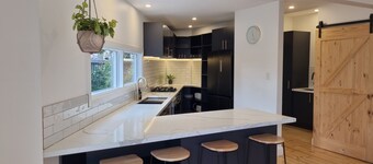 Fully refurbished gorgeous home, central location, 2 bathroom & outdoor fire pit