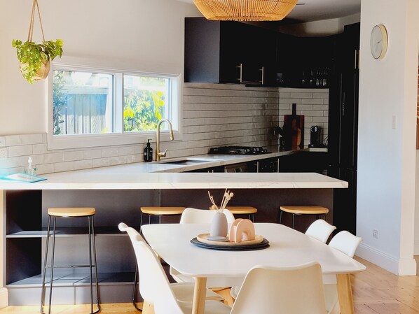 Fridge, microwave, oven, stovetop - Fully refurbished gorgeous home, central location, 2 bathroom & outdoor fire pit (East Geelong)