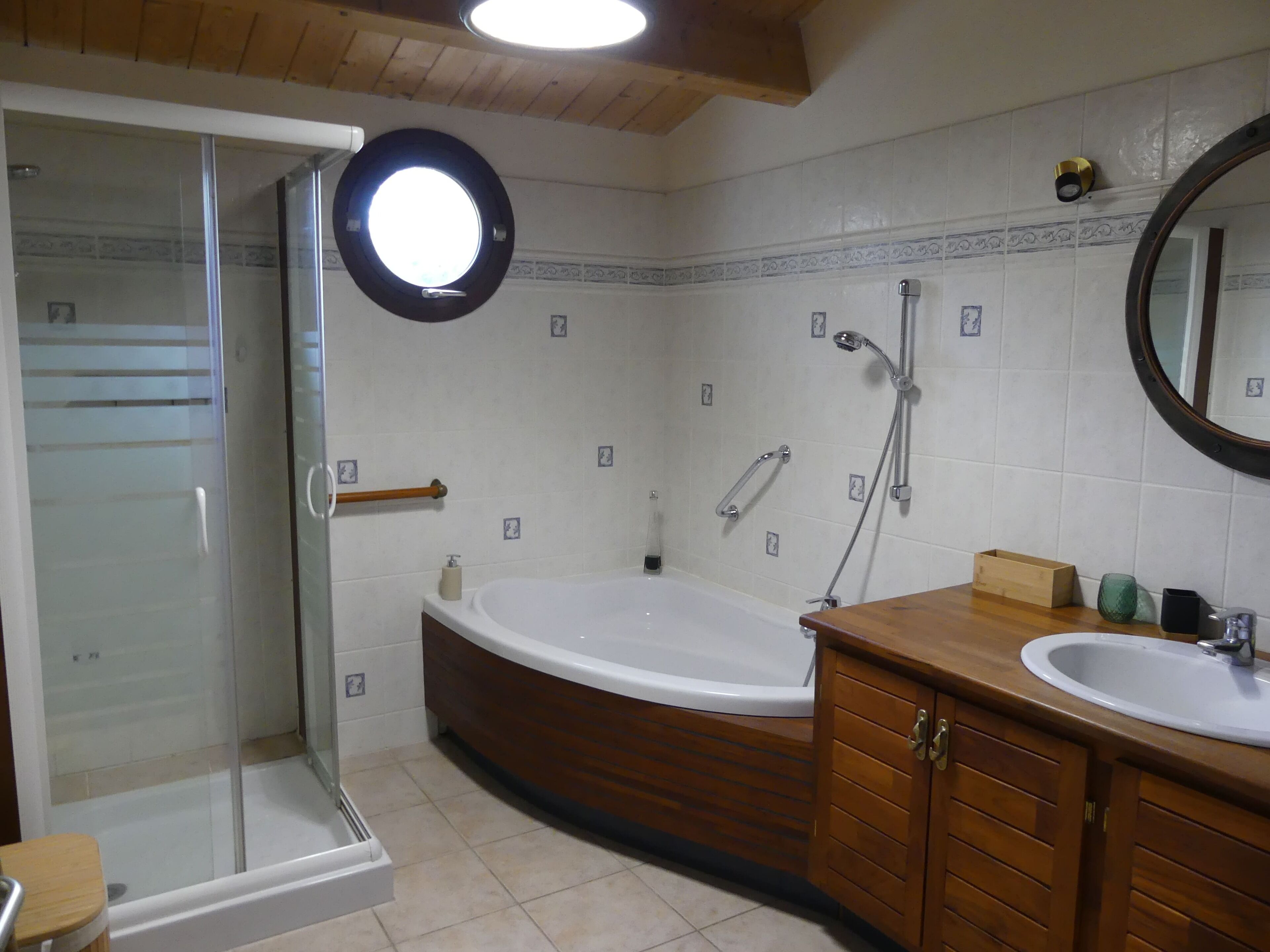 Bright house on large fenced garden not overlooked