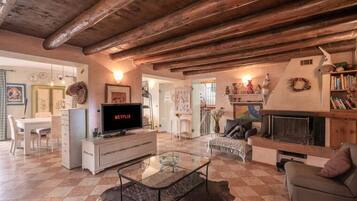 TV, caminetto, tavolo da ping pong