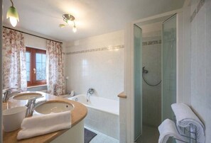 Badewanne, Haartrockner, Handtücher, Seife