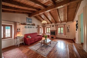 Fernseher, Kamin, Tischtennisplatte