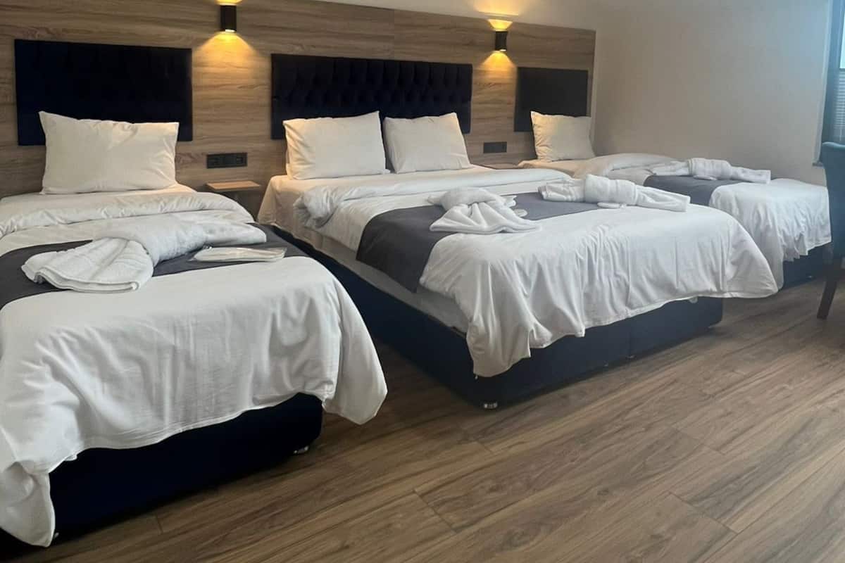 Deluxe-Vierbettzimmer, Meerblick | 2 Schlafzimmer, Schreibtisch, Verdunkelungsvorhänge