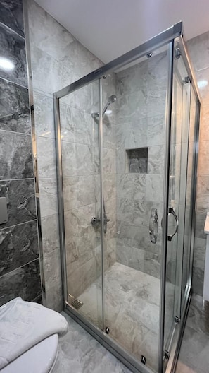 Deluxe Triple Room | Bathroom | Hair dryer, slippers, bidet, towels - Melissa Suite (Trabzon)