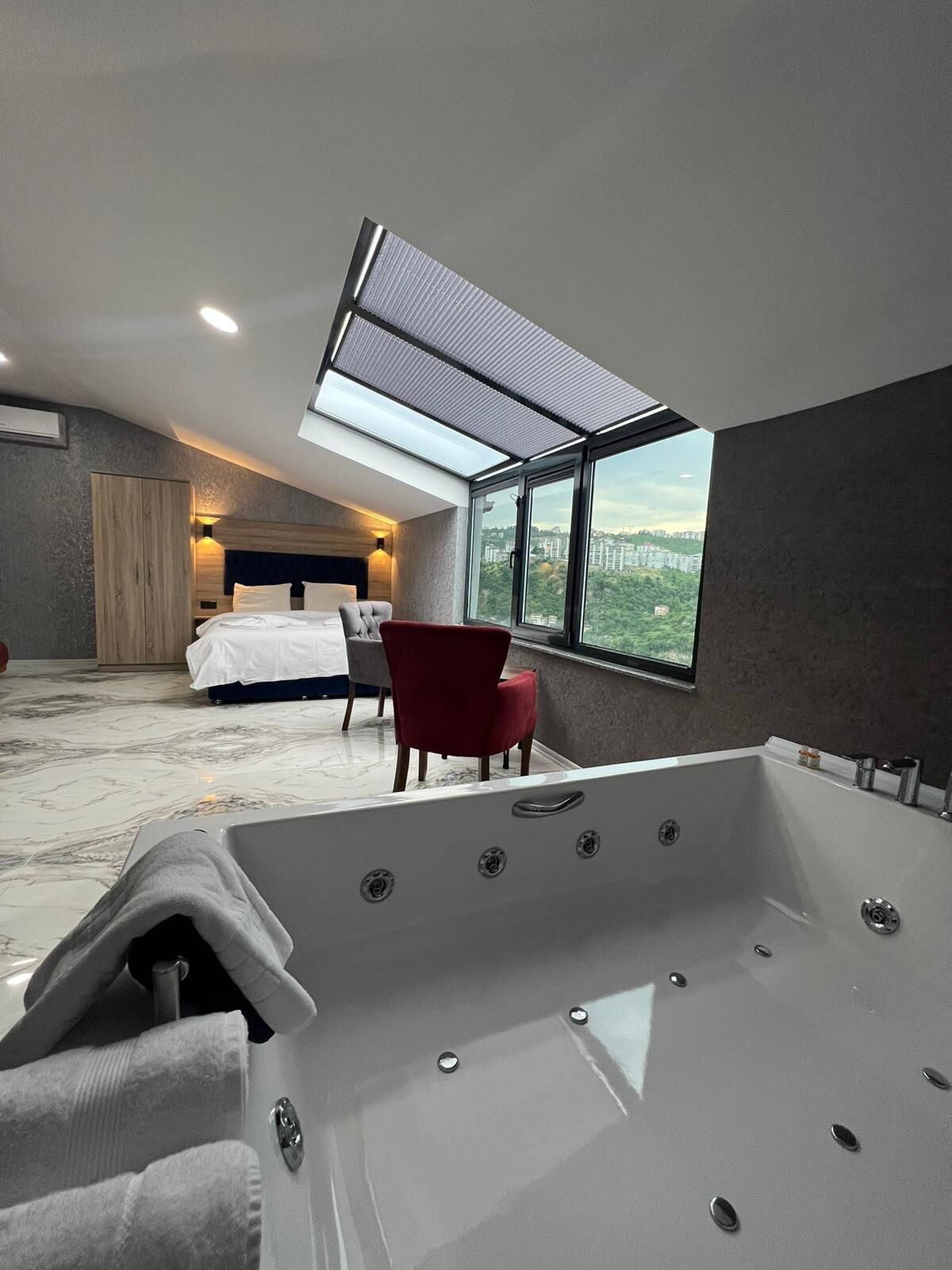 Phòng phong cách lãng mạn | Bàn, màn/rèm cản sáng, phòng cách âm, bàn ủi/dụng cụ ủi quần áo 