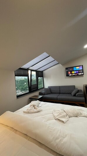 Deluxe-Dreibettzimmer | Schreibtisch, Verdunkelungsvorhänge, schallisolierte Zimmer