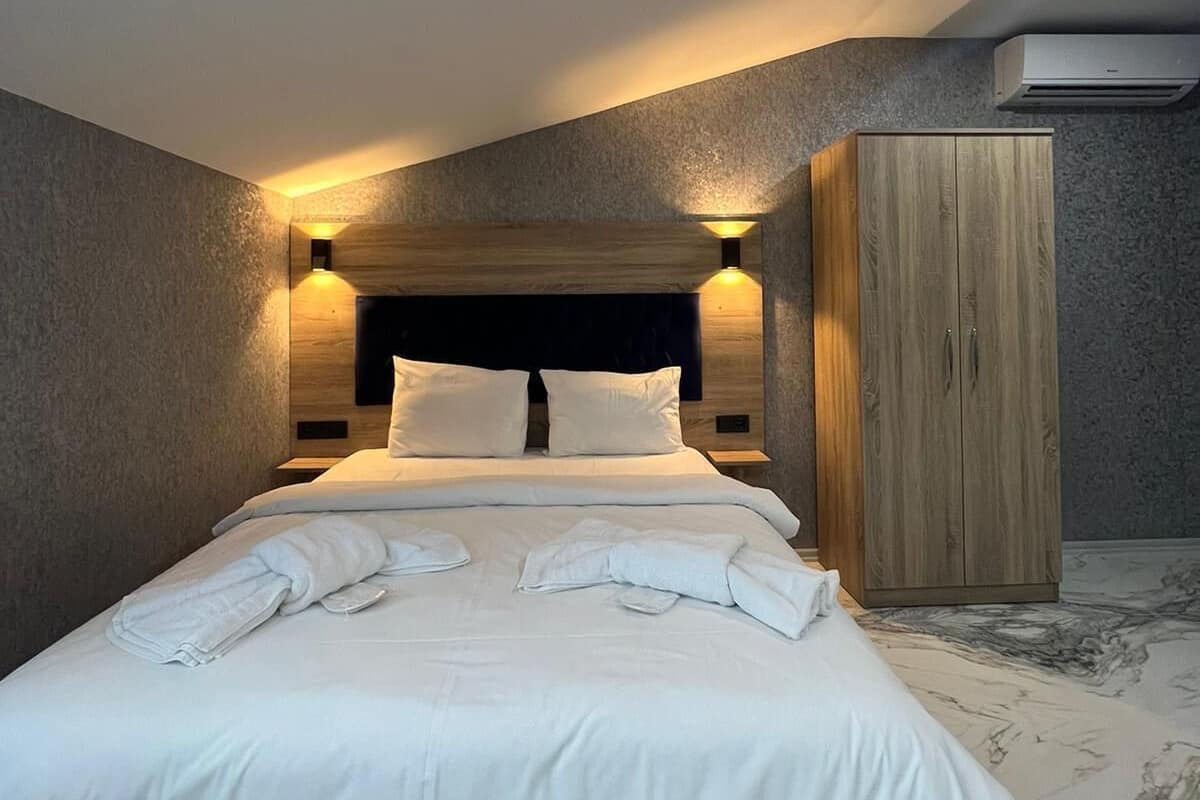 Romantisches Zimmer | 2 Schlafzimmer, Schreibtisch, Verdunkelungsvorhänge