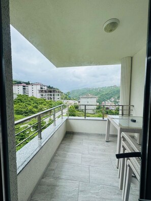 Deluxe-Apartment, 2 Schlafzimmer, Nichtraucher, Bergblick | Balkon