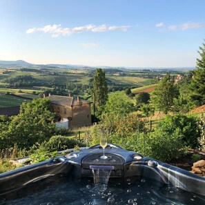 Outdoor spa tub - Exceptional villa with swimming pool, spa, view in the middle of the vineyards (Theizé)