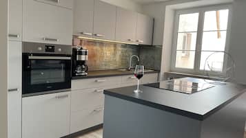 Fridge, oven, stovetop, dishwasher