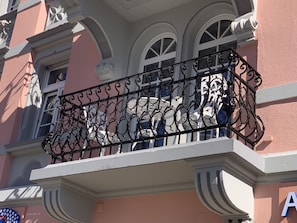 A balcony with ornate wrought iron railings and a pink building facade. - Beautiful vacation apartment in a historic building (Stockach)