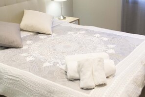2 chambres, fer et planche à repasser, lit parapluie, Wi-Fi gratuit