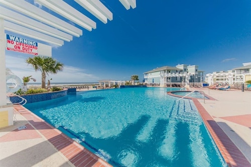 Sandpiper Pointe! Steps from Beach Club. GULF VIEW