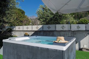 Unclassified image, 4 of 43, button