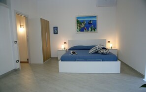 3 makuuhuonetta, työpöytä, silitysrauta/-lauta, vauvan matkasänky