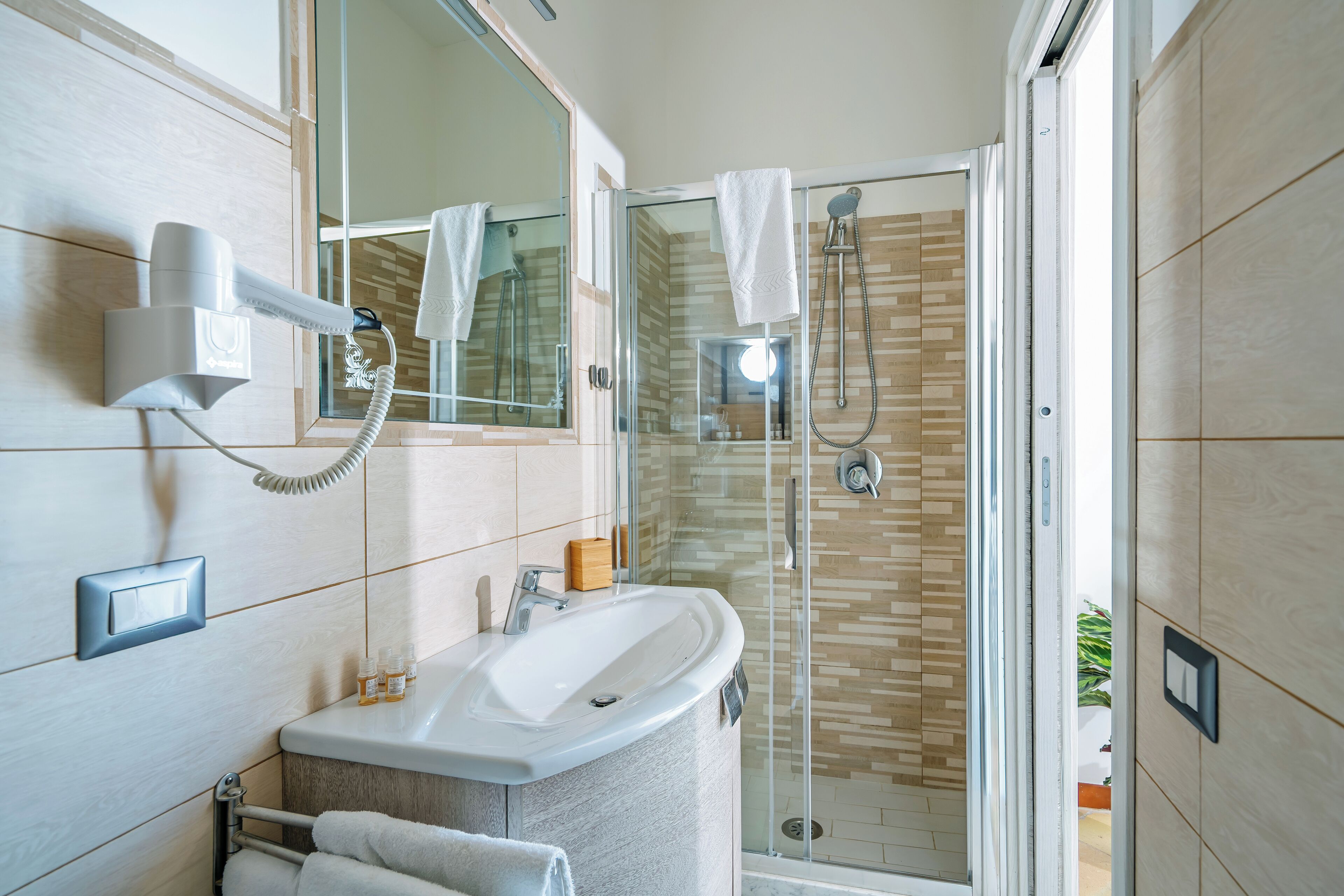 Doccia, asciugacapelli, bidet, asciugamani