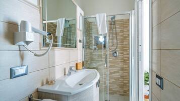 Doccia, asciugacapelli, bidet, asciugamani