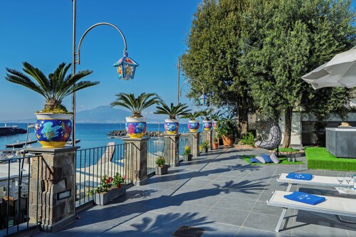 Villa de Luca - terrace with jacuzzi by the sea