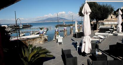 Villa de Luca - terrace with jacuzzi by the sea