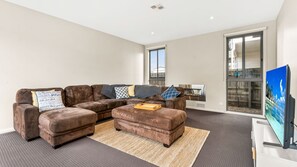 Tv, dvd-afspiller, bordtennisbord, bøger