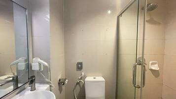Shower, free toiletries, hair dryer, bidet