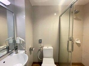 Shower, free toiletries, hair dryer, bidet