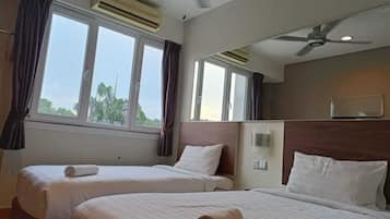 Comfort Twin Room | Peti besi dalam bilik, meja, Wi-fi percuma, cadar katil