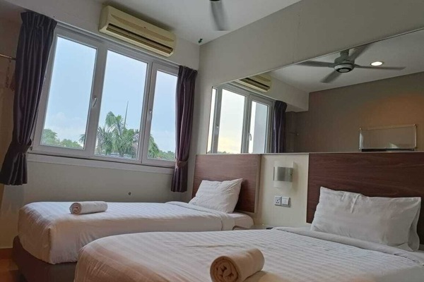 Comfort Twin Room | In-room safe, desk, WiFi (free), bed sheets