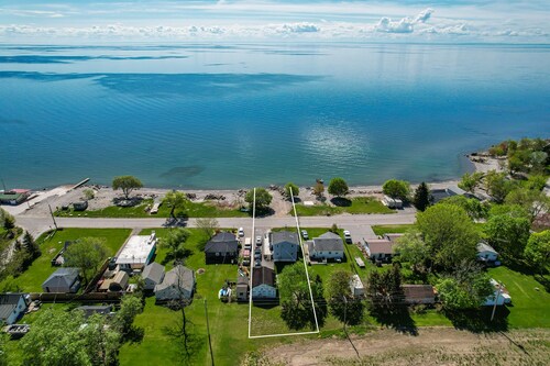 Lake Front Retreat with boat access and private beach