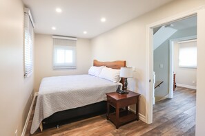 4 bedrooms, iron/ironing board, WiFi, bed sheets