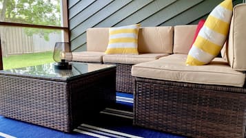 Smart TV, fireplace, streaming services