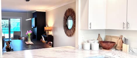 冷蔵庫、電子レンジ、オーブン、コンロ