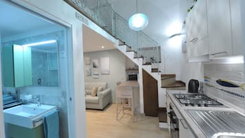 Comfort-studio | Yksityinen keittiö | Täysikokoinen jääkaappi, mikroaaltouuni, liesi, espressokone