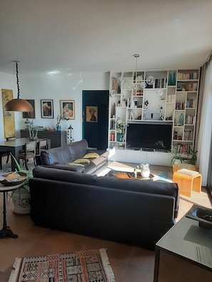 Televisie, boeken en een stereo