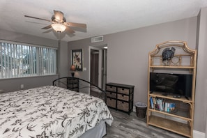 3 bedrooms, WiFi, bed sheets - E201 Low floor, Gulf Front, Pool view! (Panama City Beach)