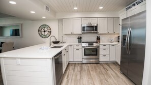 Frigorífico, microondas, horno y placa de cocina