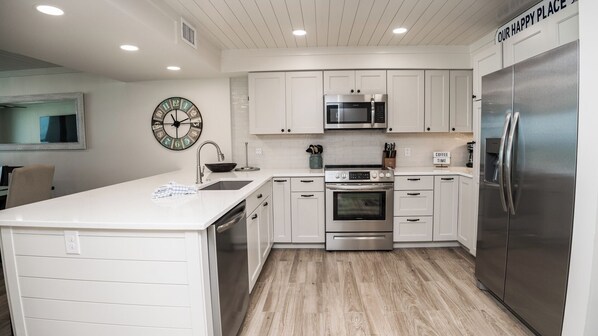 Jääkaappi, mikroaaltouuni, uuni, liesi