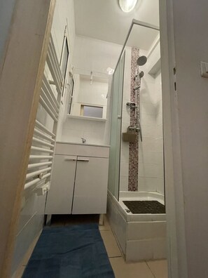 Dusche, Haartrockner, Handtücher