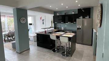 Jääkaappi, mikroaaltouuni, uuni, liesi