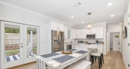 3 bed/2 bath Pup-friendly Cottage with a pool!