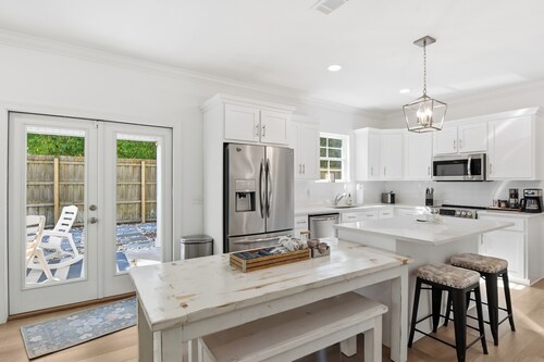 3 bed/2 bath Pup-friendly Cottage  with a pool!