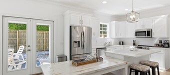 3 bed/2 bath Pup-friendly Cottage  with a pool!